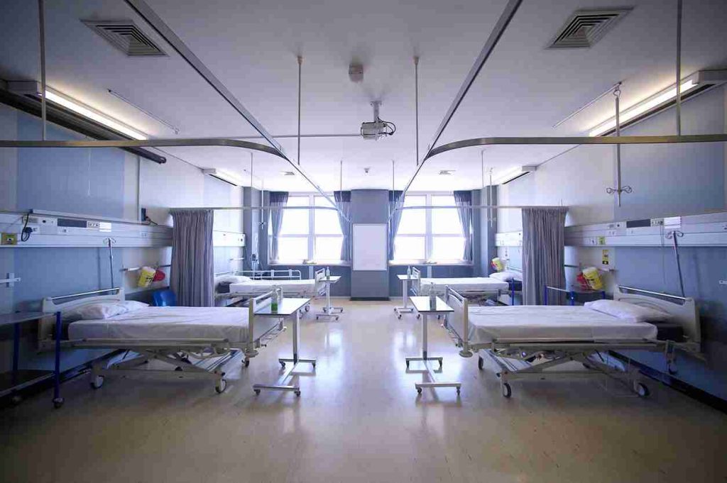 Why Comparing Manual Hospital Beds vs Electric Beds Is Important?